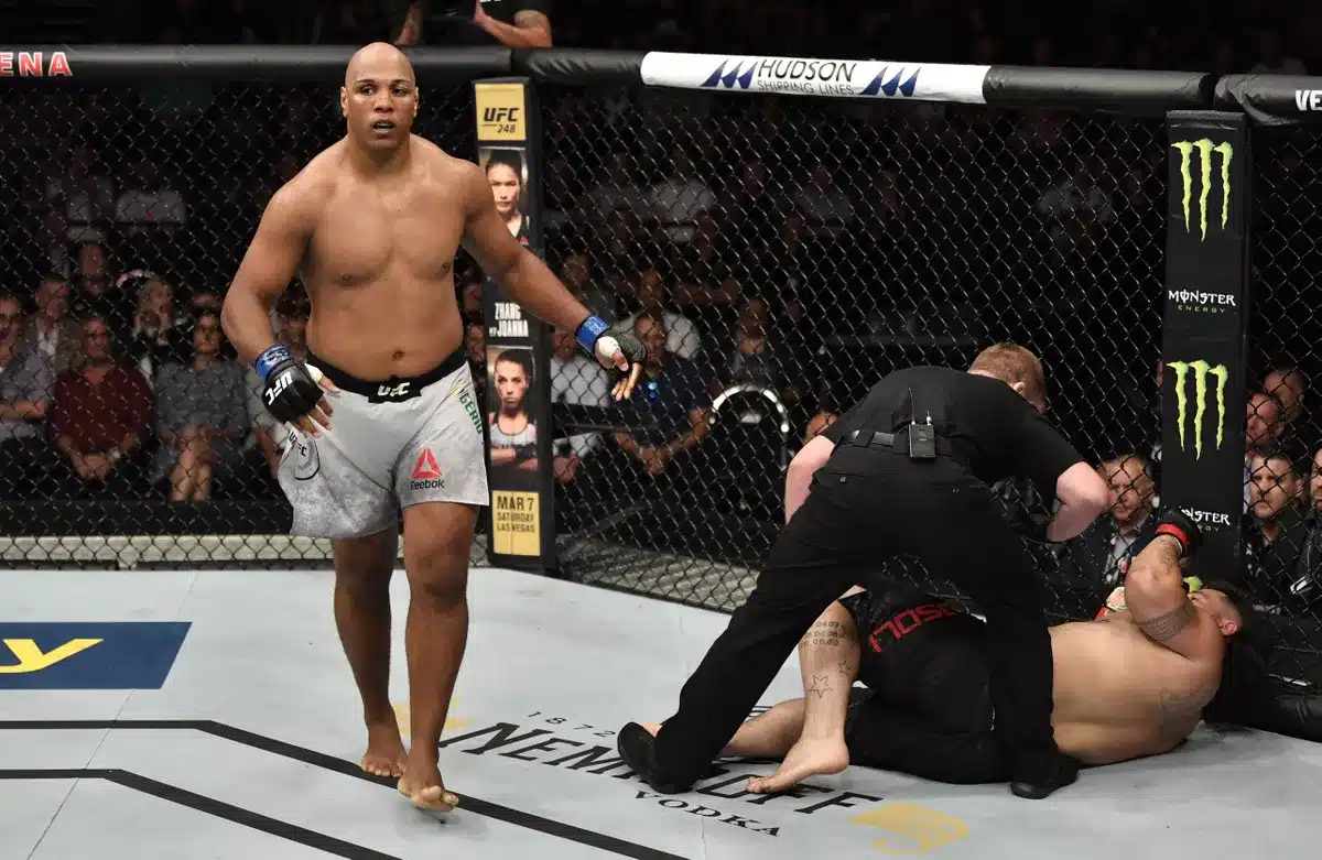 Marcos Pezão: brasileiro vence adversário com nocaute no UFC 298