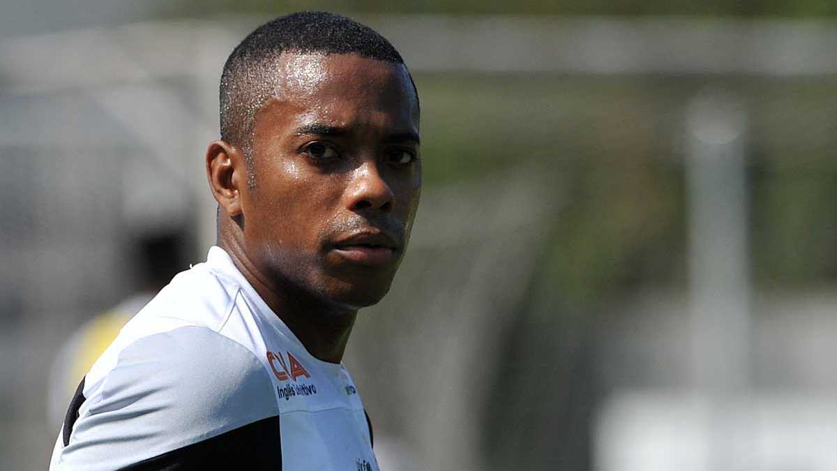 Ex-jogador Robinho, condenado por estupro na Itália, visita CT do Santos; clube nega convite e esclarece motivo da presença.