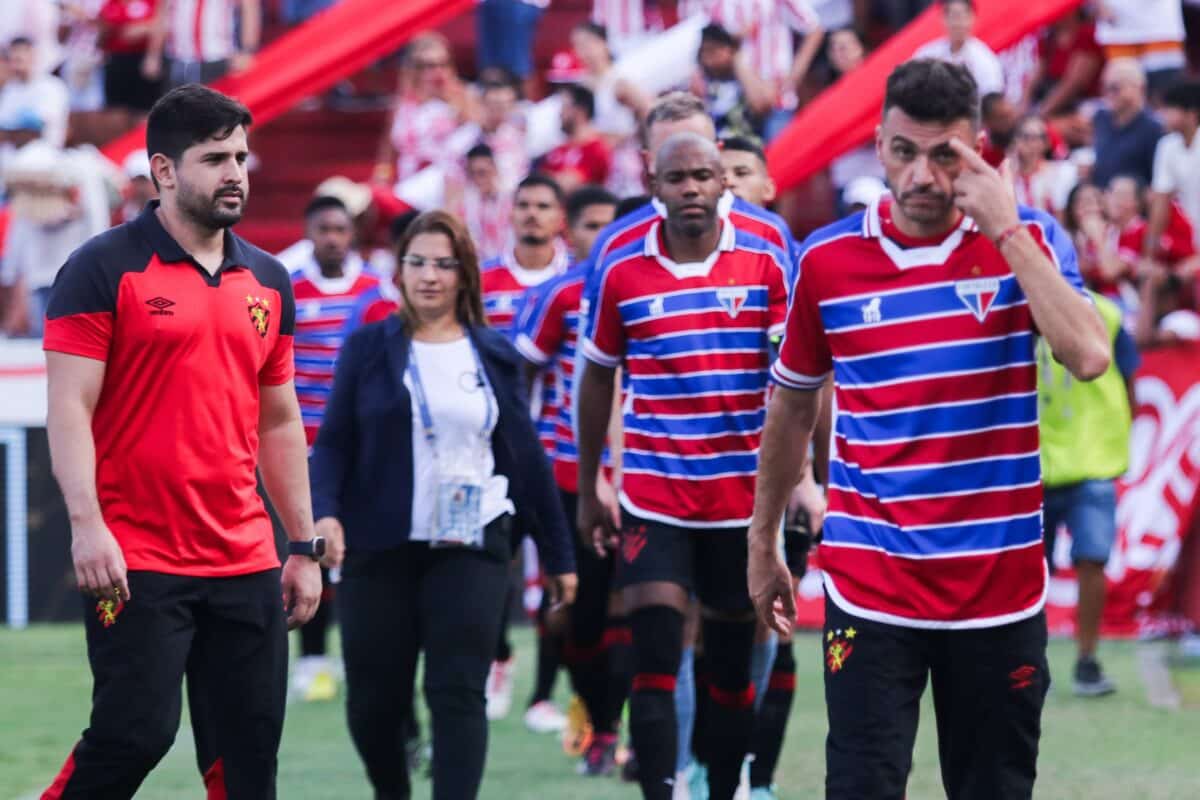 Jogadores do Sport vestem camisa do Fortaleza