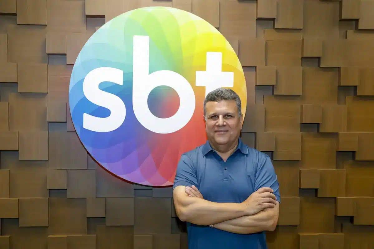 Téo José deixa o SBT após quase quatro anos, decidindo antecipar o fim de sua parceria para buscar novos desafios.
