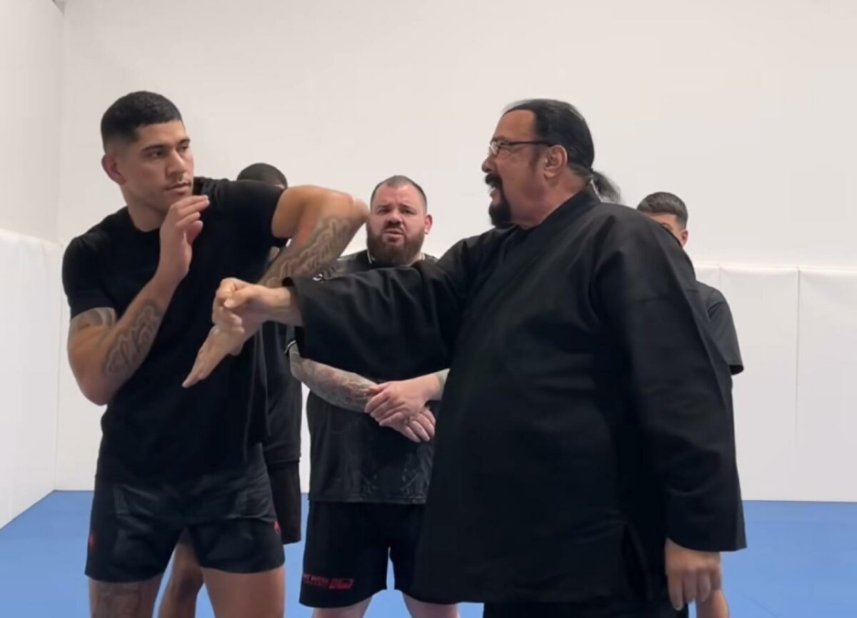 Poatan recebe treinamento especial de Steven Seagal para luta contra Jamahal Hill UFC 300