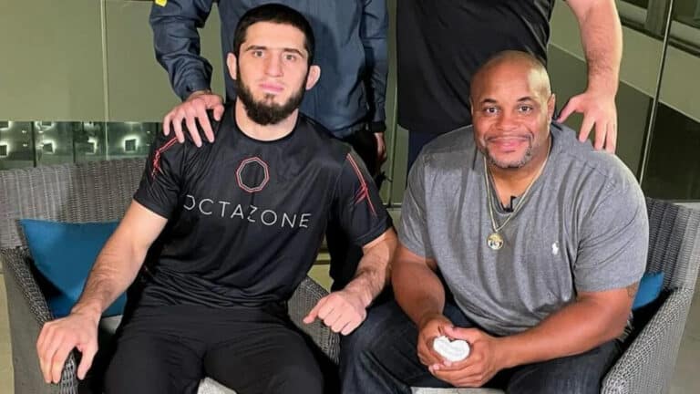 Daniel Cormier apoia Dustin Poirier como próximo adversário de Islam Makhachev, em luta que promete ser a maior da carreira do russo.
