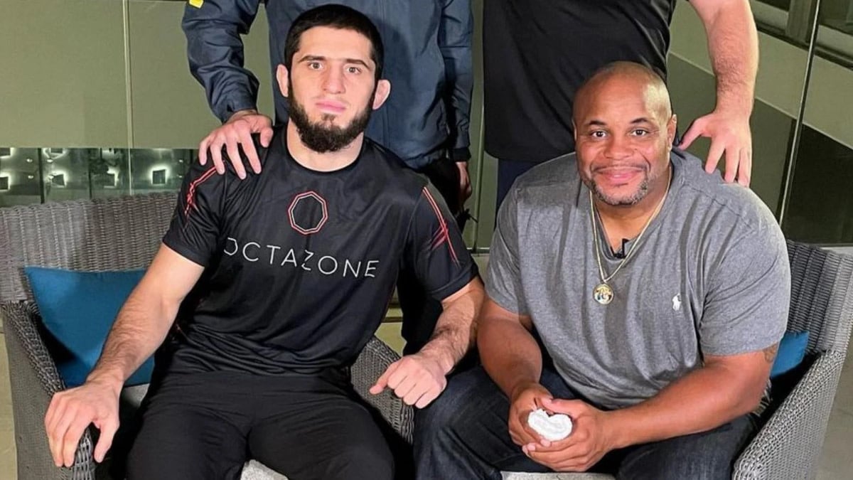 Daniel Cormier apoia Dustin Poirier como próximo adversário de Islam Makhachev, em luta que promete ser a maior da carreira do russo.
