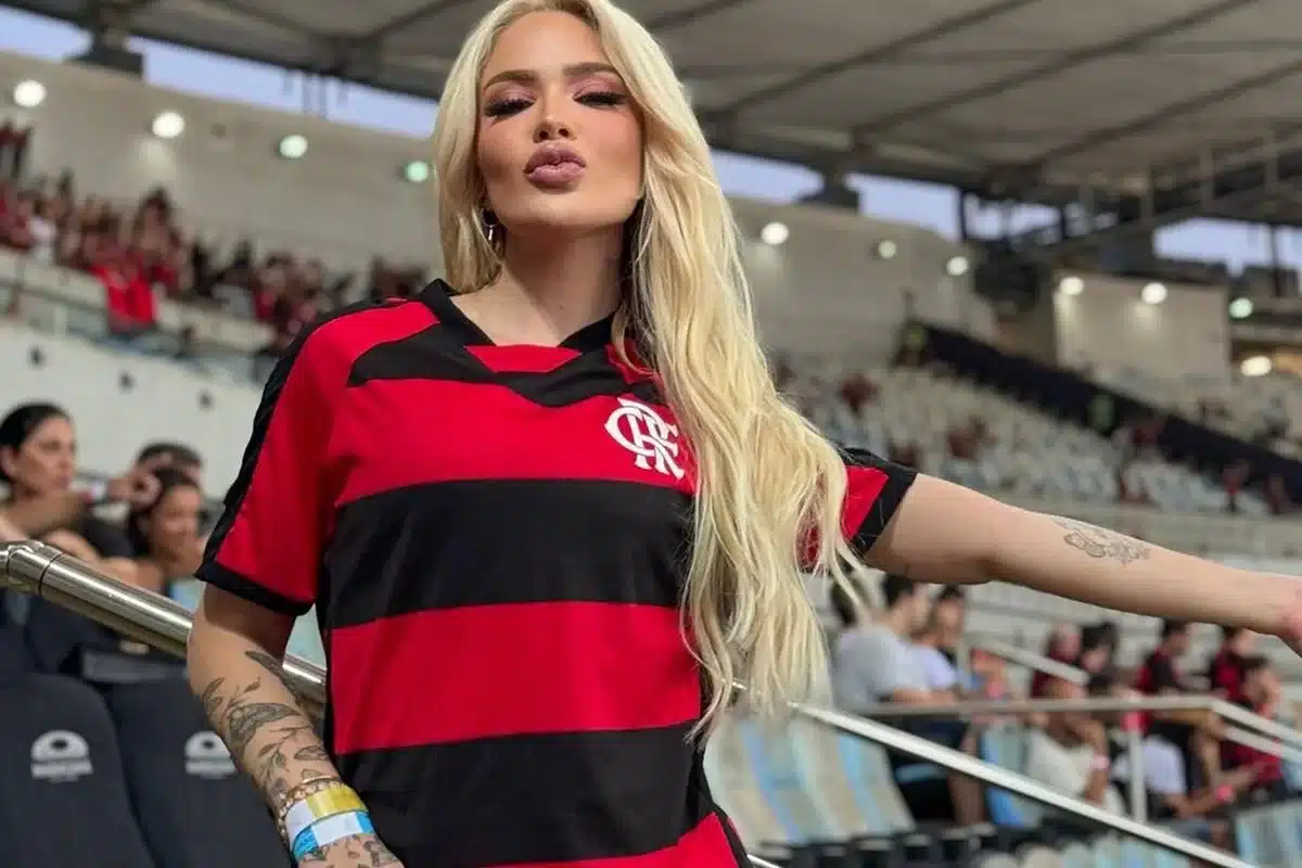 Karoline Lima, musa do Flamengo, gera ciúmes entre as mulheres dos jogadores por assistir aos jogos em área separada