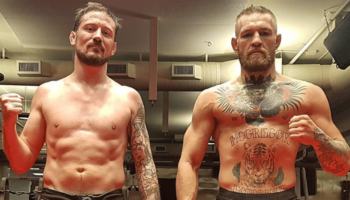 John Kavanagh, treinador de Conor McGregor, critica a organização do UFC por falta de lutas para o astro desde sua lesão em 2021.