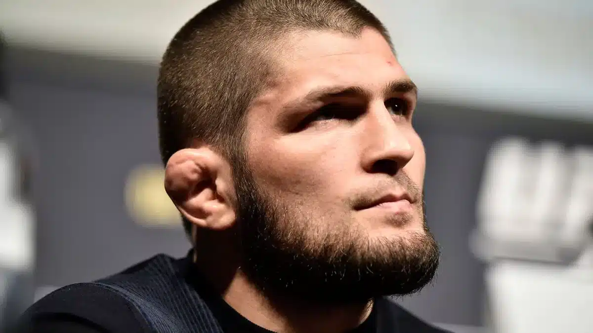 O ex-lutador Khabib Nurmagomedov rejeita convite para UFC 300, mantendo firmeza em sua decisão de aposentadoria no MMA
