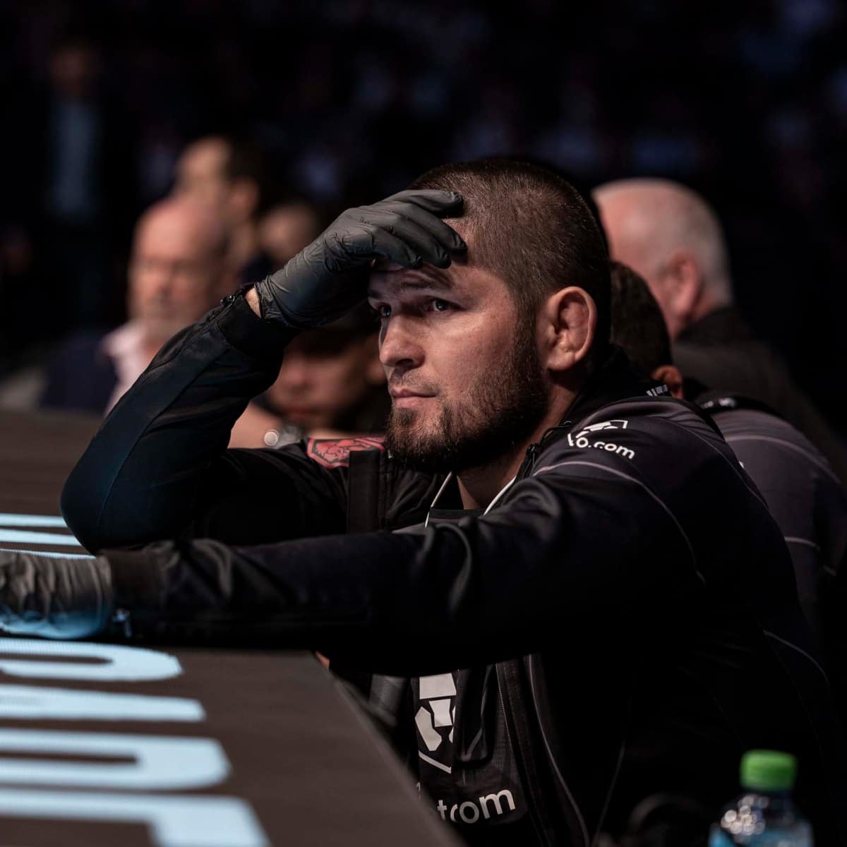 Khabib Nurmagomedov esclarece que continua ativo como treinador, compartilhando conhecimento com sua equipe, após se aposentar como lutador