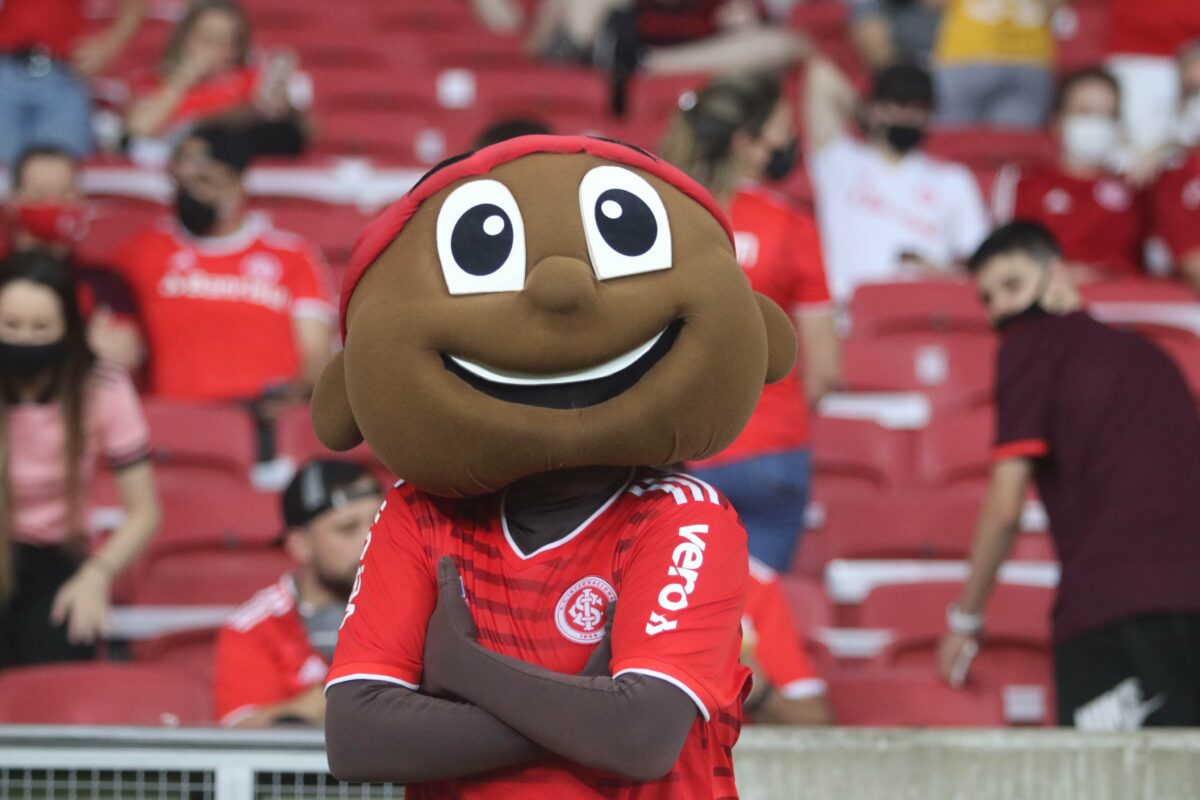 Jornalista Gisele Kümpel recebe medidas protetivas após denunciar importunação sexual pelo mascote do Internacional durante jogo.