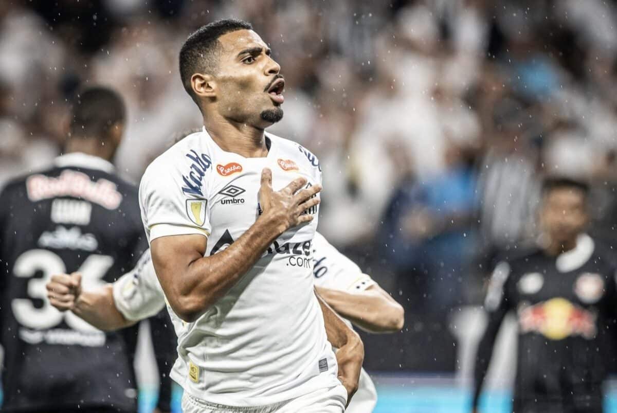 Santos rebate Bragantino com humor e provoca: 'Eu vou jogar a final e você?' após vitória na semifinal do Paulistão.