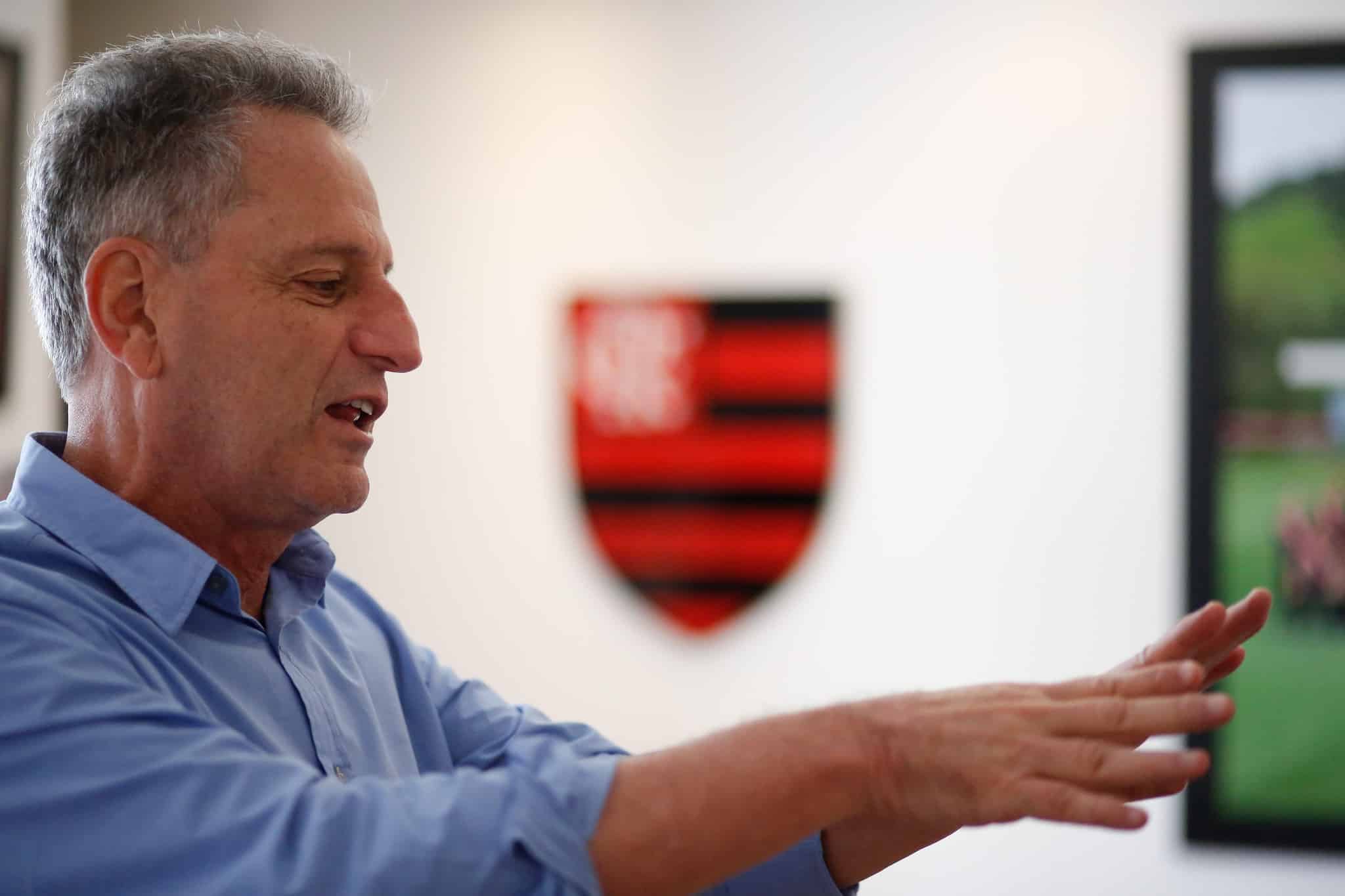 Flamengo e Globo fecham acordo milionário para transmitir jogos até 2029, garantindo receitas e presença na TV brasileira.