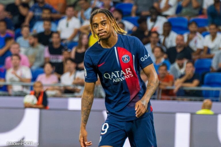 PSG recupera Bradley Barcola e outros jogadores, após a longa lista de lesionados, para enfrentar o Barcelona na Liga dos Campeões.