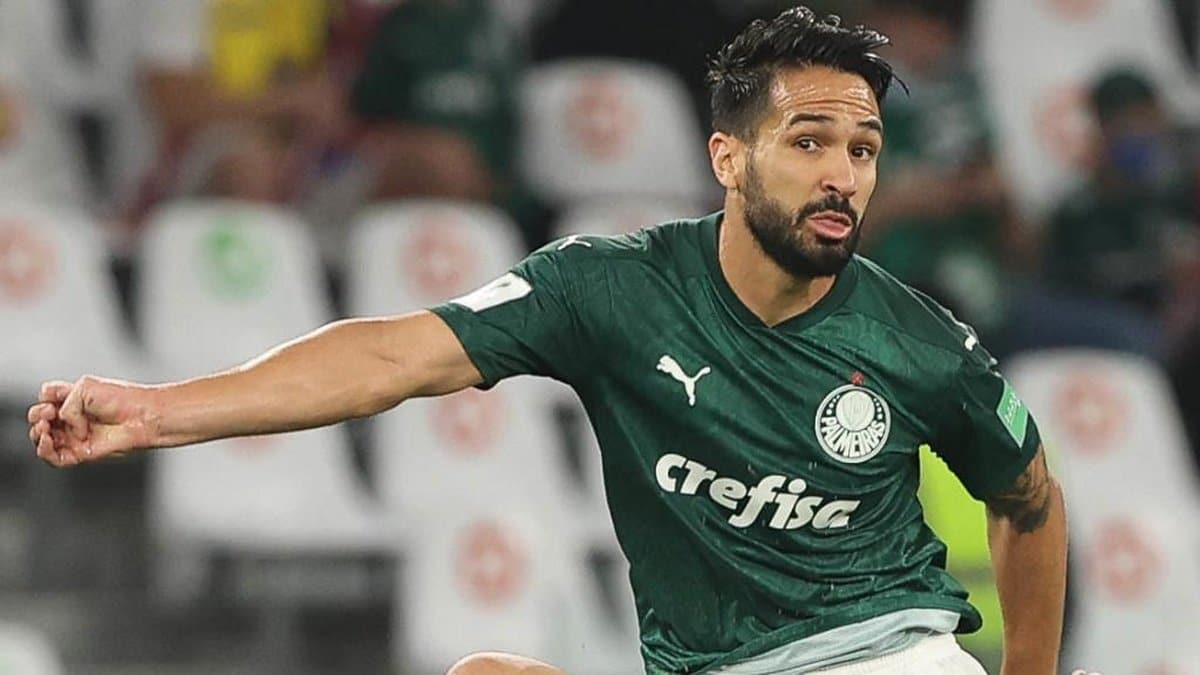 O Grêmio busca reforçar defesa com Luan, do Palmeiras, em meio a incertezas sobre renovações de contrato.
