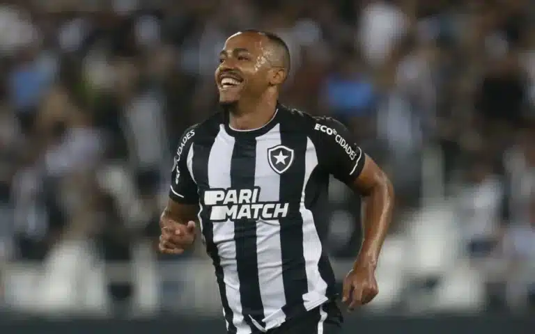 Vasco insiste em Marlon Freitas do Botafogo com oferta de R$ 15 milhões, mirando prazo de inscrição no Brasileirão.