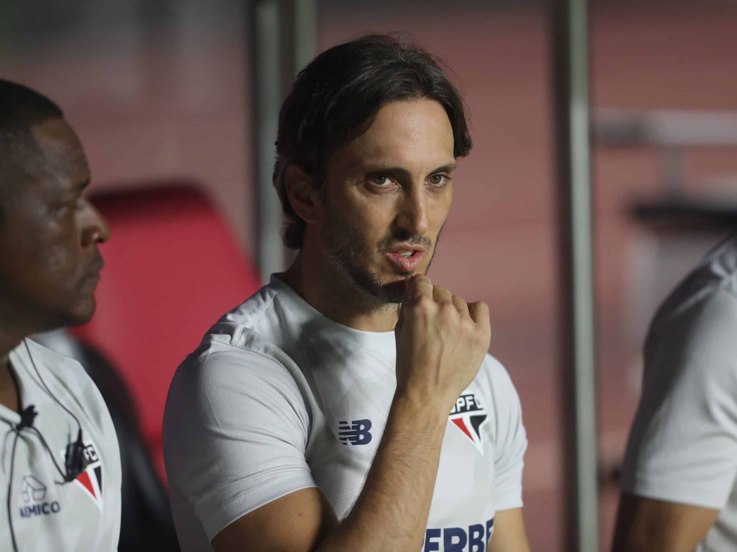 O São Paulo planeja rodízio de jogadores para enfrentar sequência de jogos fora de casa na Copa do Brasil.