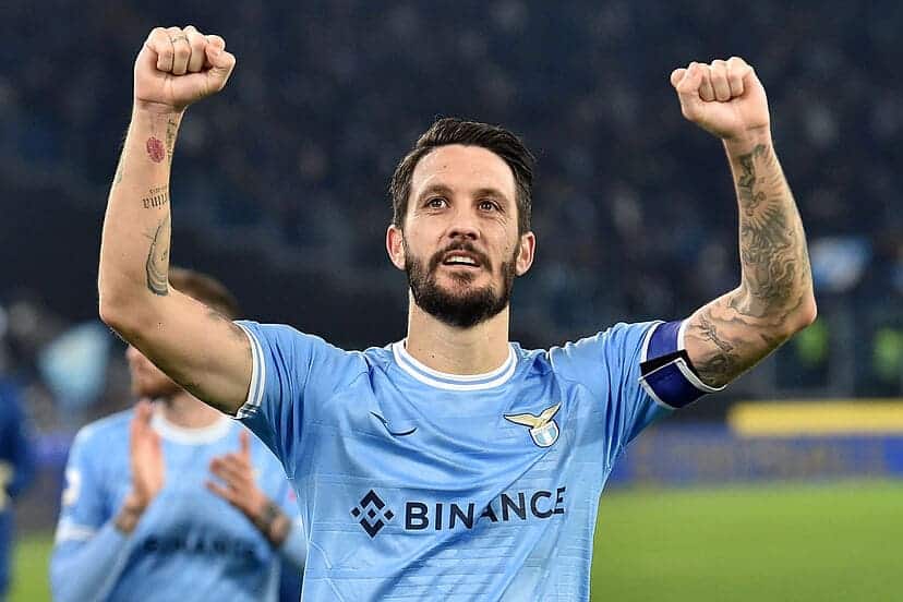 O Napoli considera contratar o jogador Luis Alberto da Lazio para substituir Zieliński, que vai para o Inter Milan.