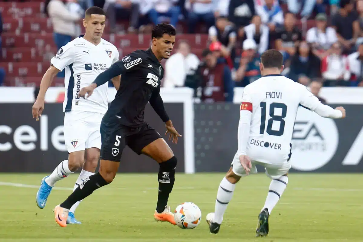 Saiba onde assistir ao jogo de hoje entre Botafogo e LDU. Encontre os melhores palpites para apostar no jogo, escalações e resultado final.
