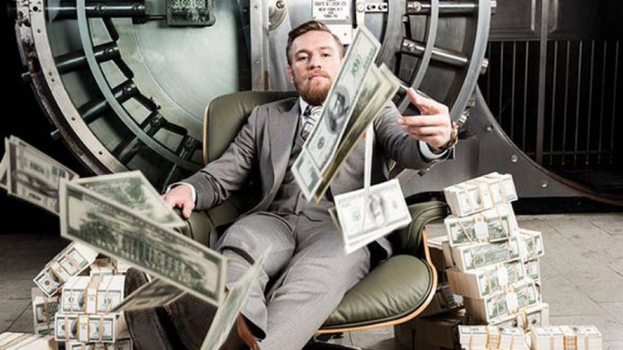 Conor McGregor retorna ao octógono do UFC em luta histórica, com vendas de ingressos superando expectativas.