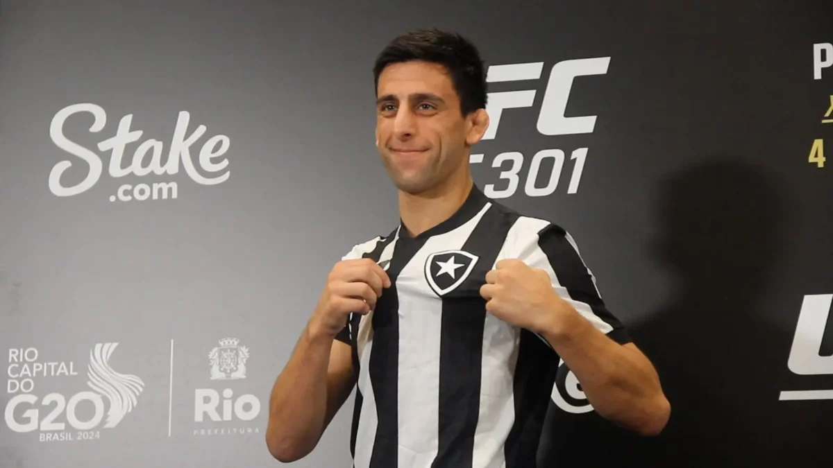 Australiano no UFC usa camisa do Botafogo para provocar rival Alexandre Pantoja flamenguista na luta principal do UFC Rio.