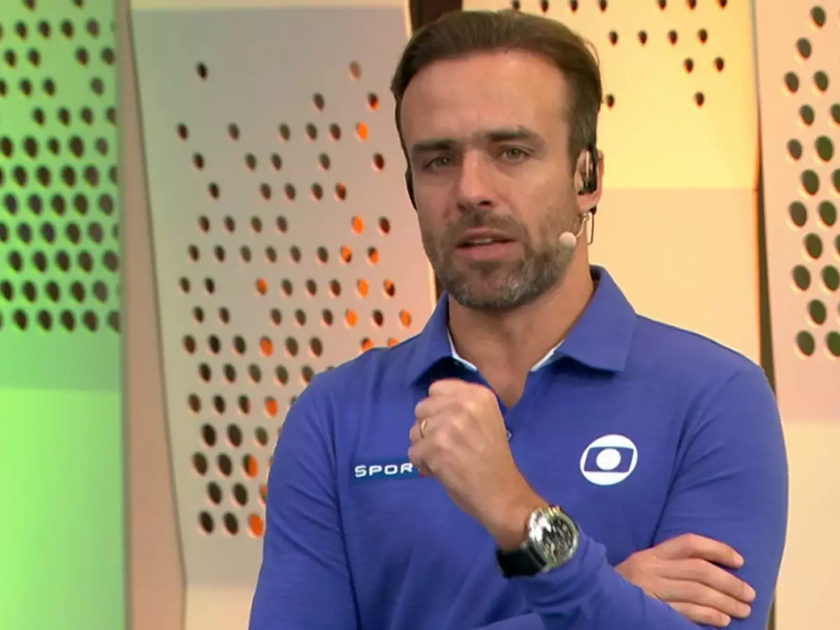 Botafogo, sob Artur Jorge, tem potencial para crescer, apesar de ajustes defensivos necessários, segundo Roger Flores.