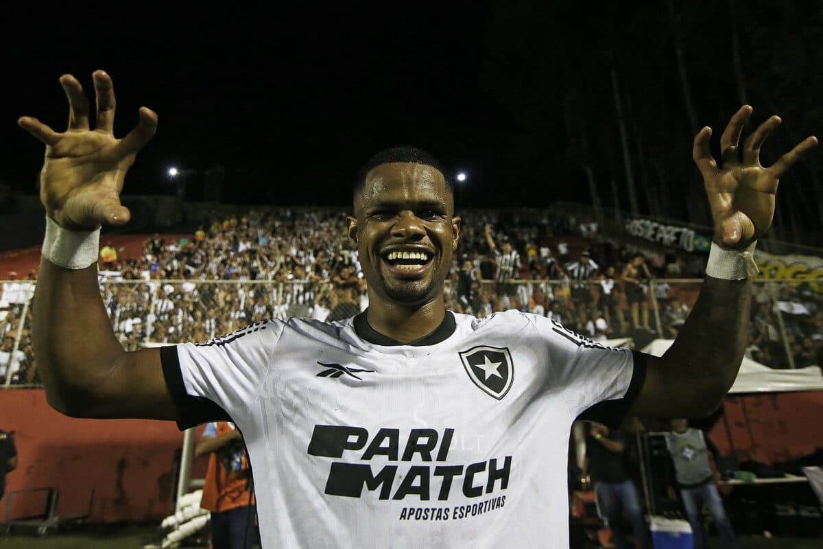O Botafogo, determinado contra o Vitória, garante classificação na Copa do Brasil e mira liderança no Grupo D da Libertadores.