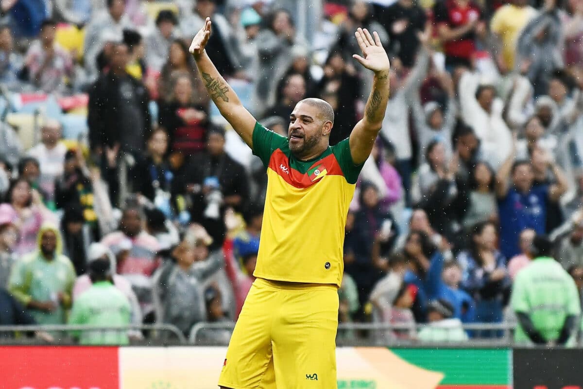 Adriano Imperador, Diego Ribas e outros grandes do Mengão enviam palavras de incentivo a Gabigol após polêmica da camisa do Corinthians.