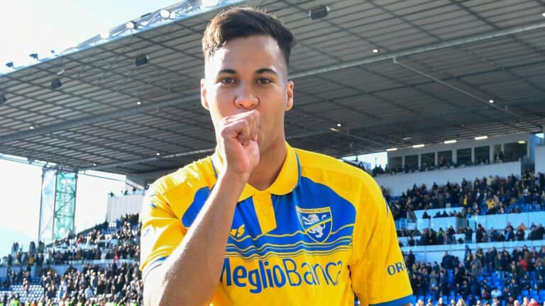 Cruzeiro negocia com a Juventus para trazer Kaio Jorge ao Brasil por R$25,5 milhões. Salário alto pode ser obstáculo na transferência.
