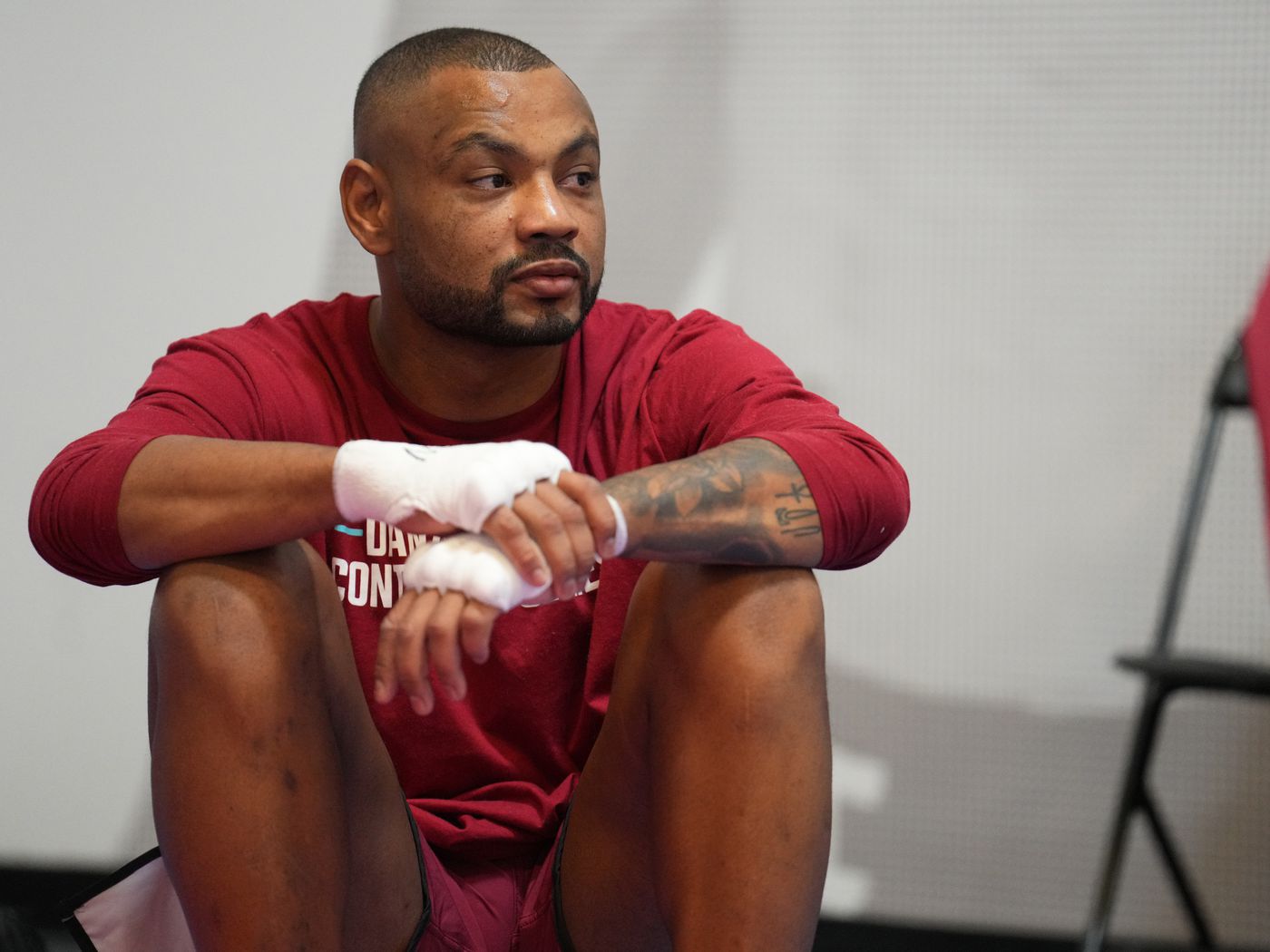 O lutador de MMA Cesinha Almeida perde invencibilidade no UFC 302 para Roman Kopylov em luta intensa e estratégica.