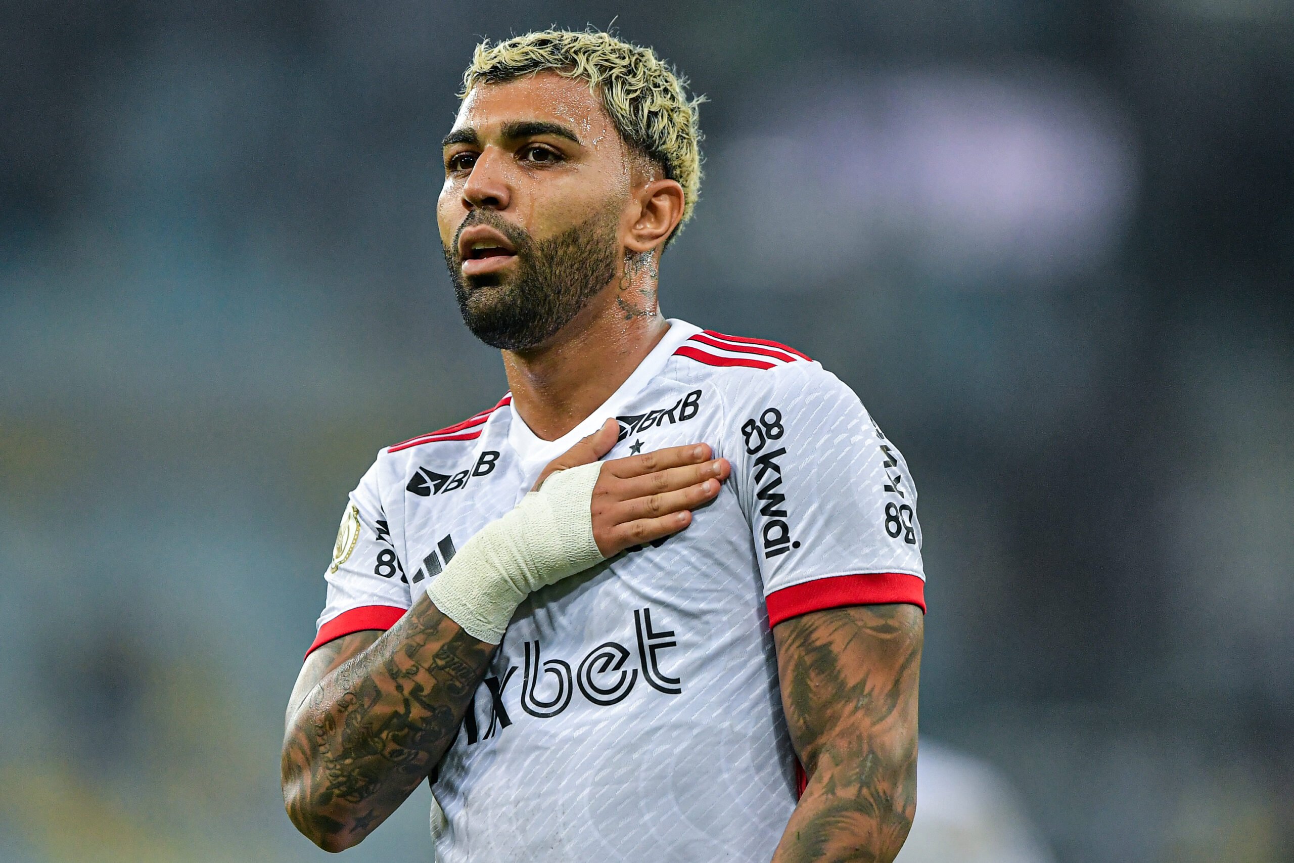 Flamengo espera julgamento para definir futuro de Gabigol, suspenso por possível fraude em exame antidoping.