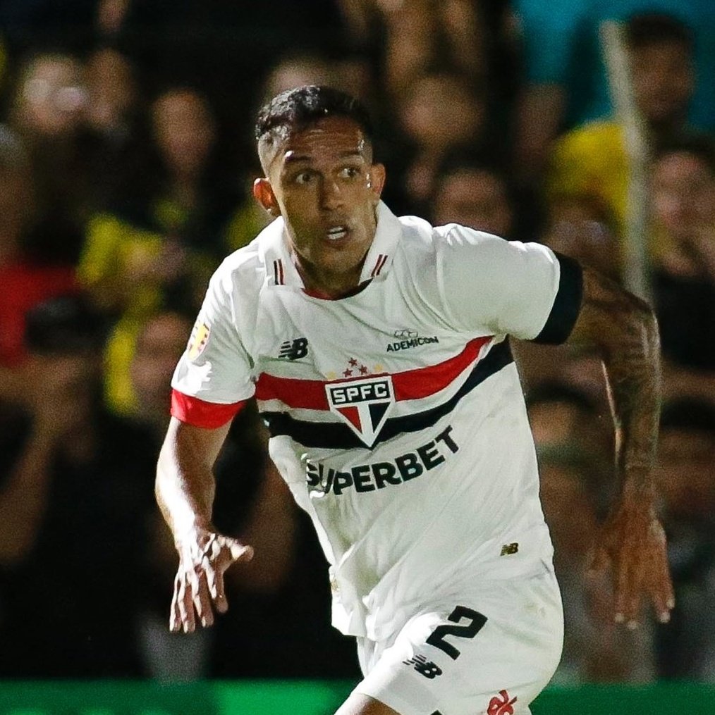 O bom lateral direito do São Paulo