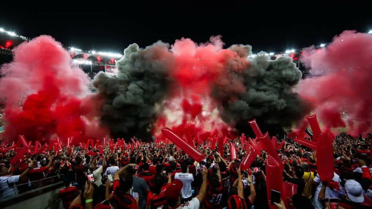 Flamengo penalizado pela Conmebol por uso de pirotecnia e marketing na Libertadores. Multado em $10 mil, enfrenta julgamento por reincidência.