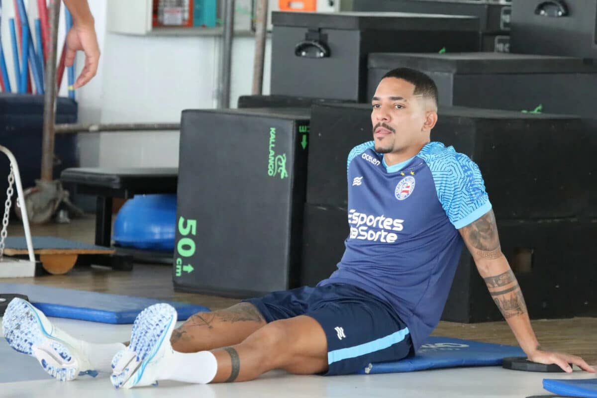 Gilberto deve voltar a ser titular no Bahia com Arias convocado para os jogos da seleção colombiana. Cicinho também disputa a lateral direita.