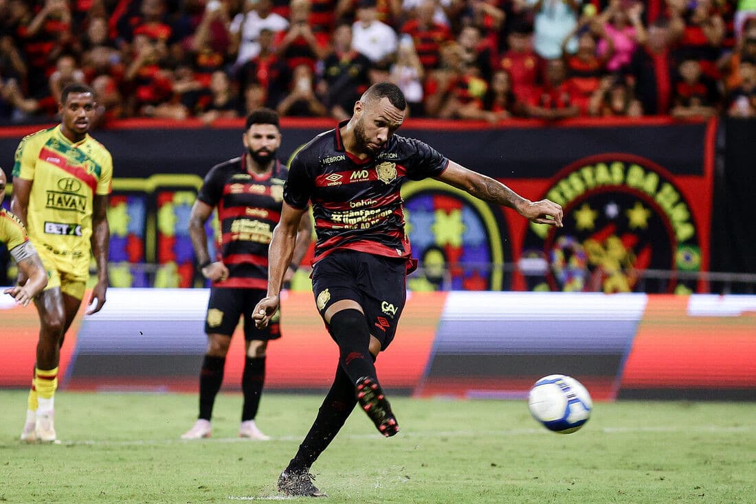 Direção do Sport mantém confiança em Mariano Soso apesar de resultados. Semana de treinos para reverter situação antes do próximo confronto.