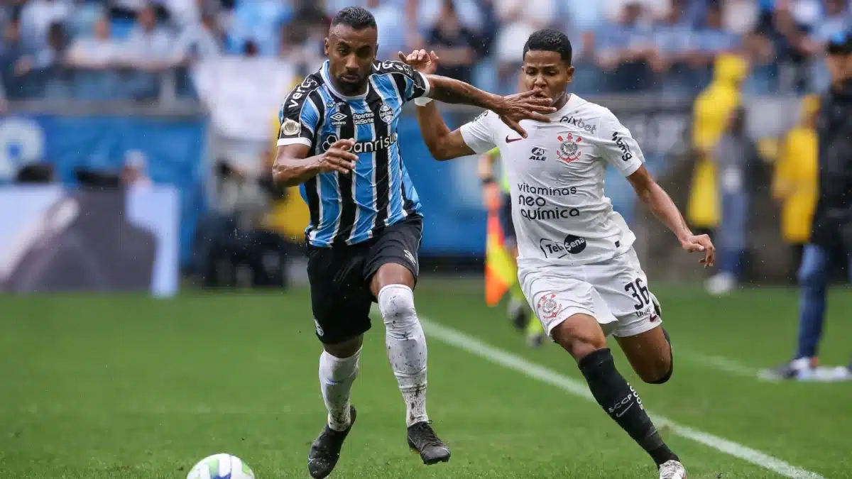 Jogadores Corinthians x Grêmio disputam a bola na Neo Química Arena.