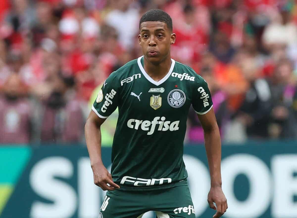 Imagem destaca o jovem lateral-esquerdo Vanderlan do Palmeiras.