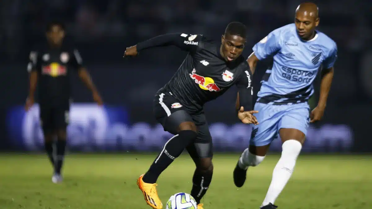Jogadores disputam a bola em Bragantino x Athletico-PR.