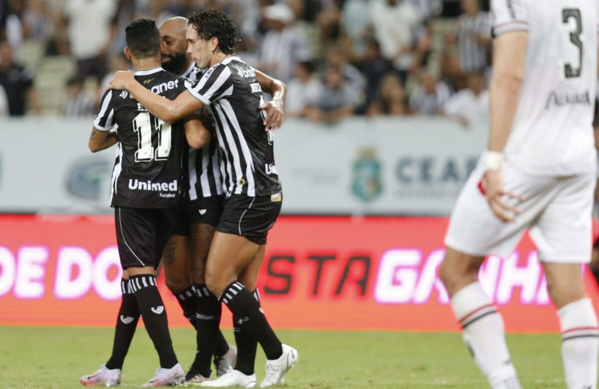 Jogadores do Ceará comemoram gol contra o Botafogo-SP.