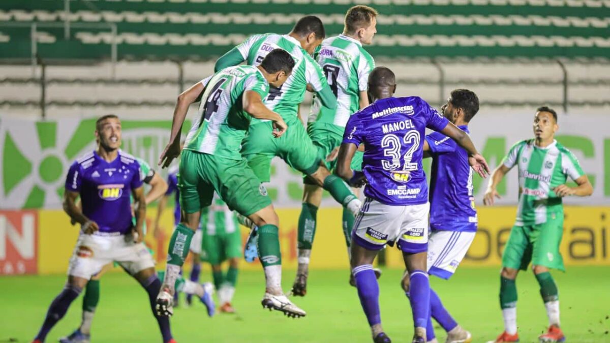 Jogadores de Cruzeiro e Juventude disputam a bola no ar.
