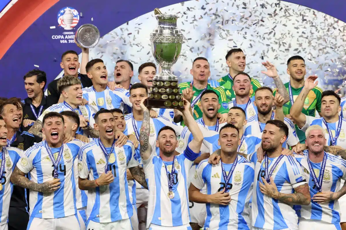 Copa América - Argentina vence Colômbia e é bicampeã da competição em jogo com show de Shakira, confusão e substituição de Messi.