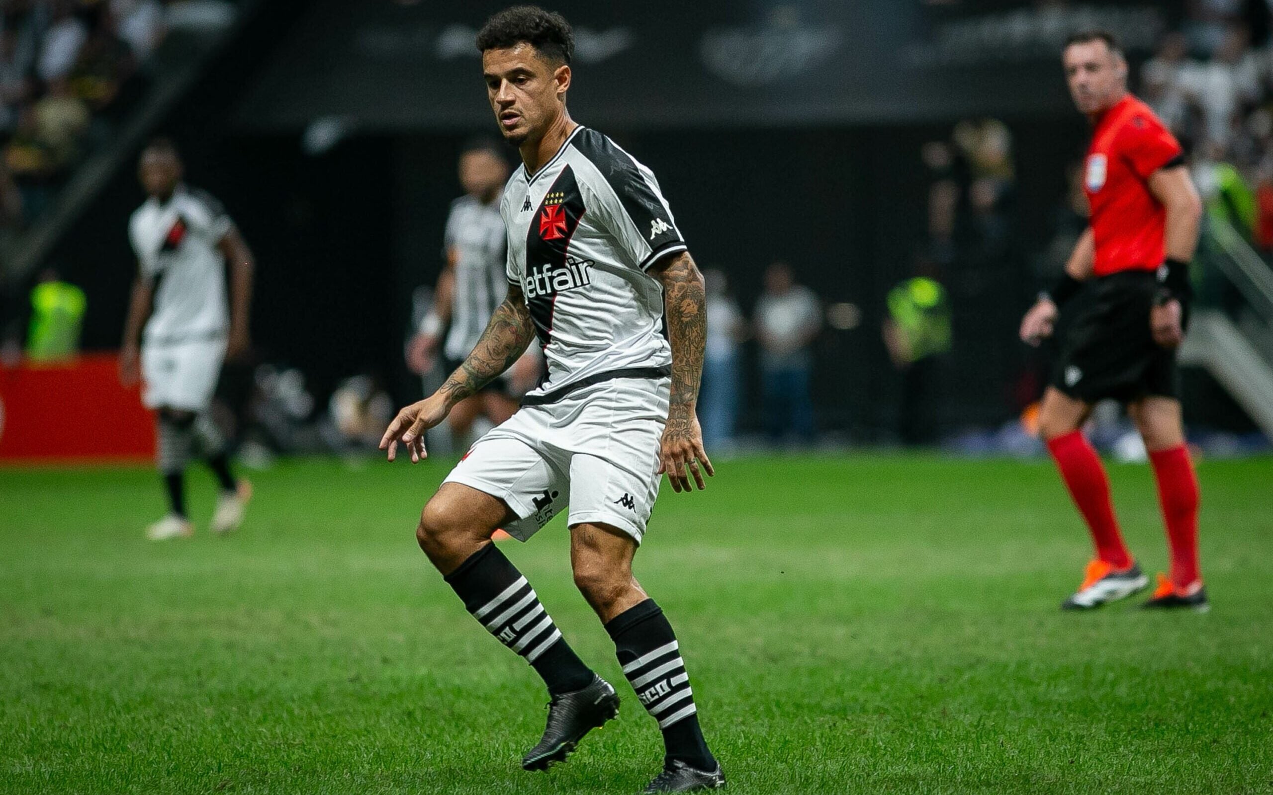 Brasileirão - Coutinho reestreia pelo Vasco, mas derrota por 2 a 0 para o Atlético-MG mostra que ele ainda precisa recuperar ritmo.