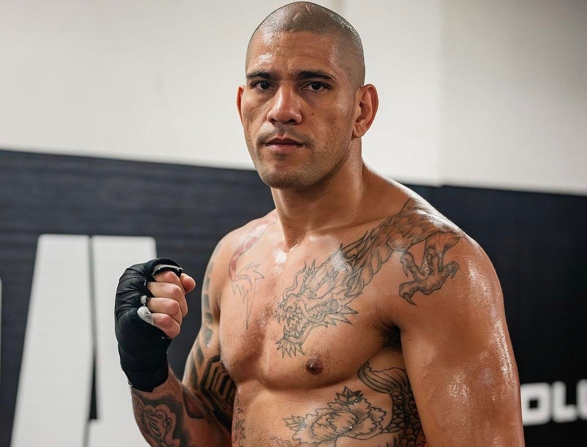 Com expressão séria, Alex Poatan Perera está sem camisa, suado e com bandagem na mão direita cerrada na altura do peito.