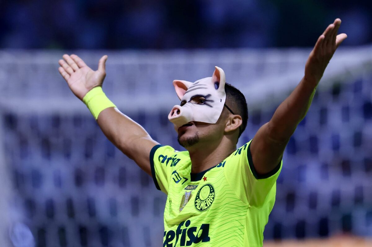 Campeonato Brasileiro Série A - Rony recebeu um cartão amarelo após usar uma máscara de porco em homenagem a Paulo Nunes.