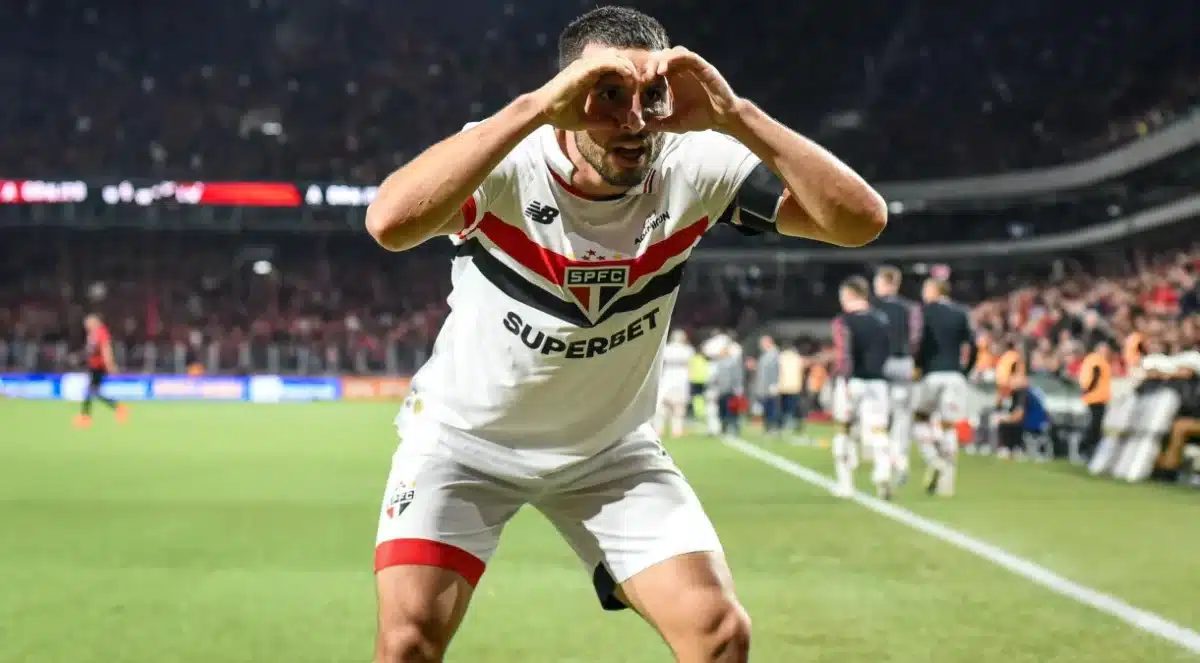 Campeonato Brasileiro Série A - São Paulo vence Athletico-PR fora de casa, com gols de Ferreira e Calleri, e entra no G4 do Brasileirão.