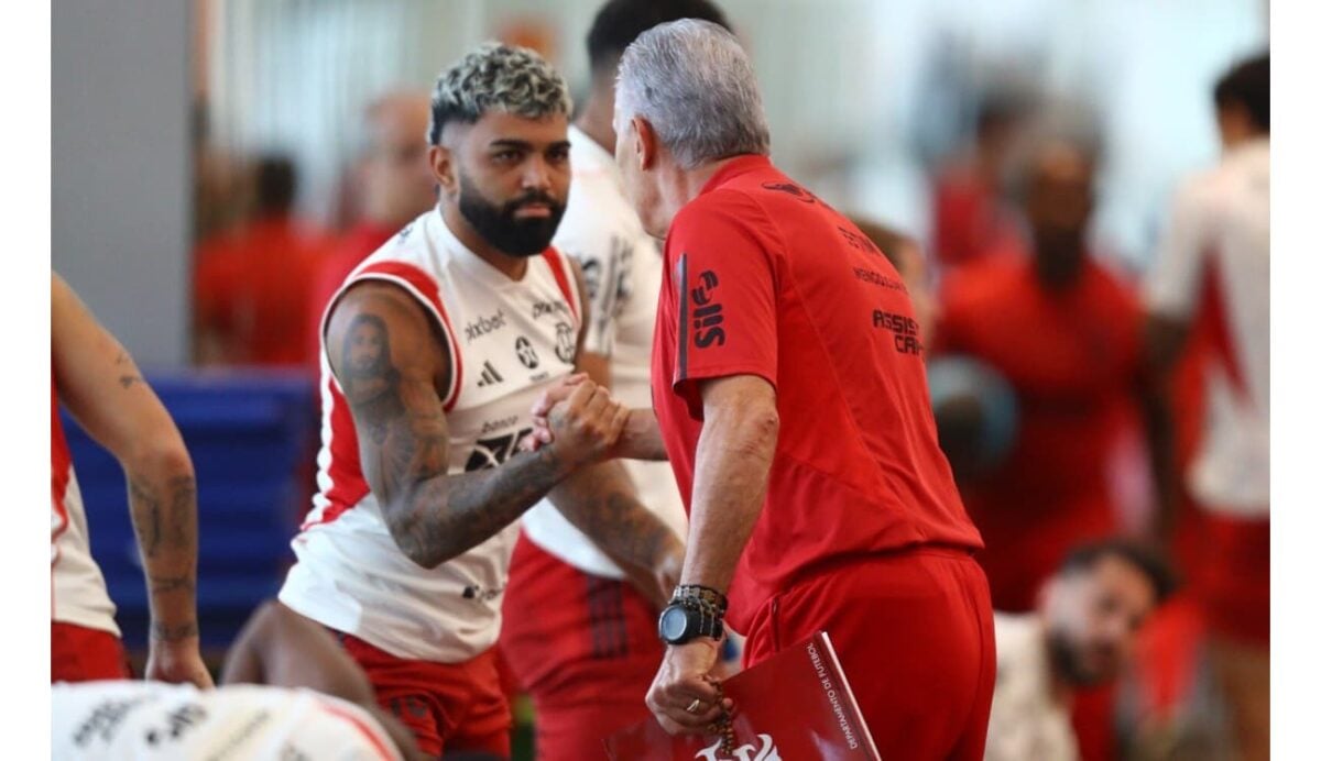Tite e Gabigol se cumprimentam em treino físico no Centro de Treinamentos do Flamengo.
