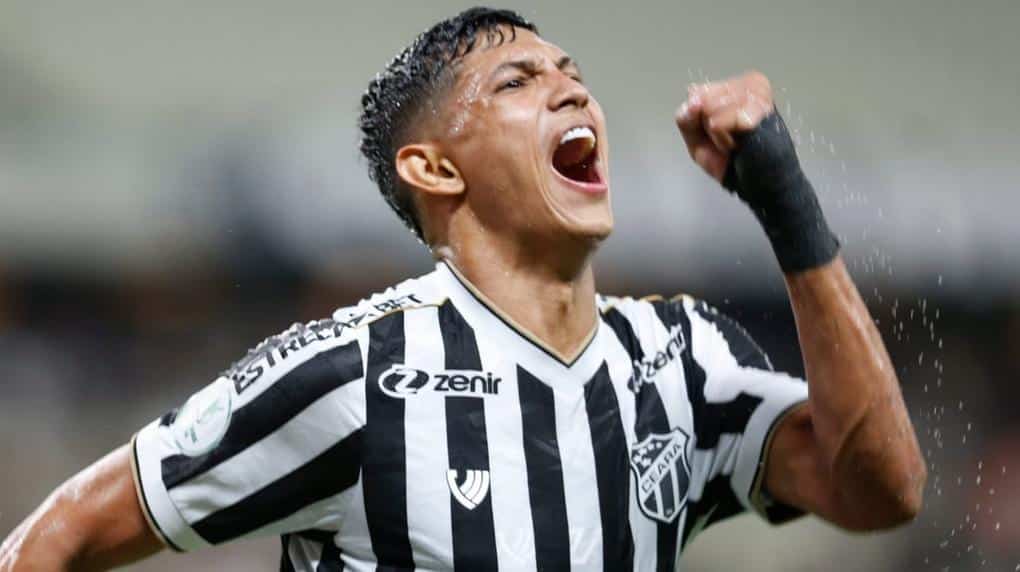Erick Pulga comemora gol com a camisa do Ceará
