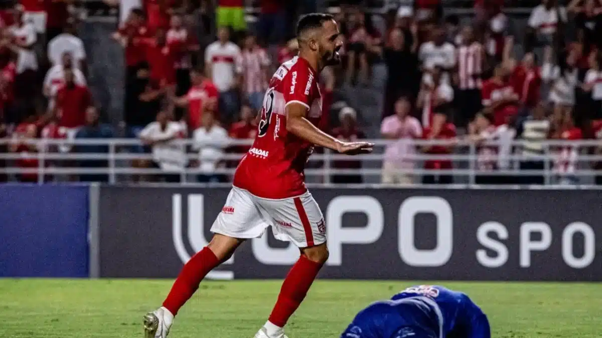 Anselmo Ramon vibra após marcar gol.