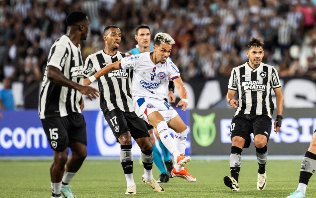 Jogador do Bahia conduzindo a bola no meio de vários marcadores do Botafogo.