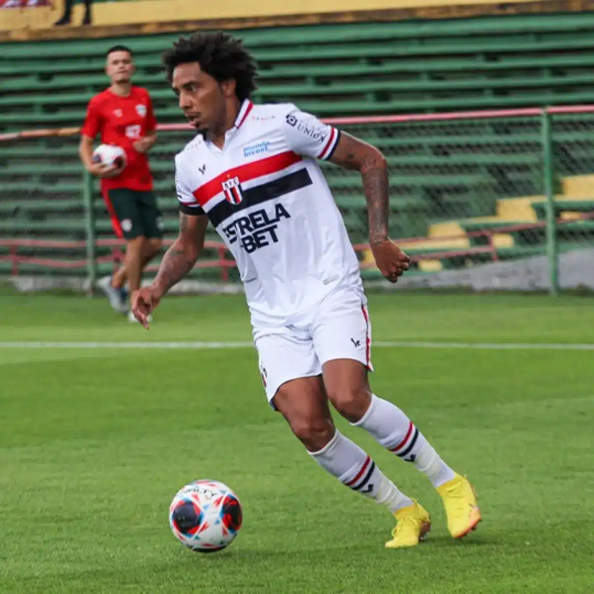 Jogador do Botafogo-SP recebe a bola sozinho.