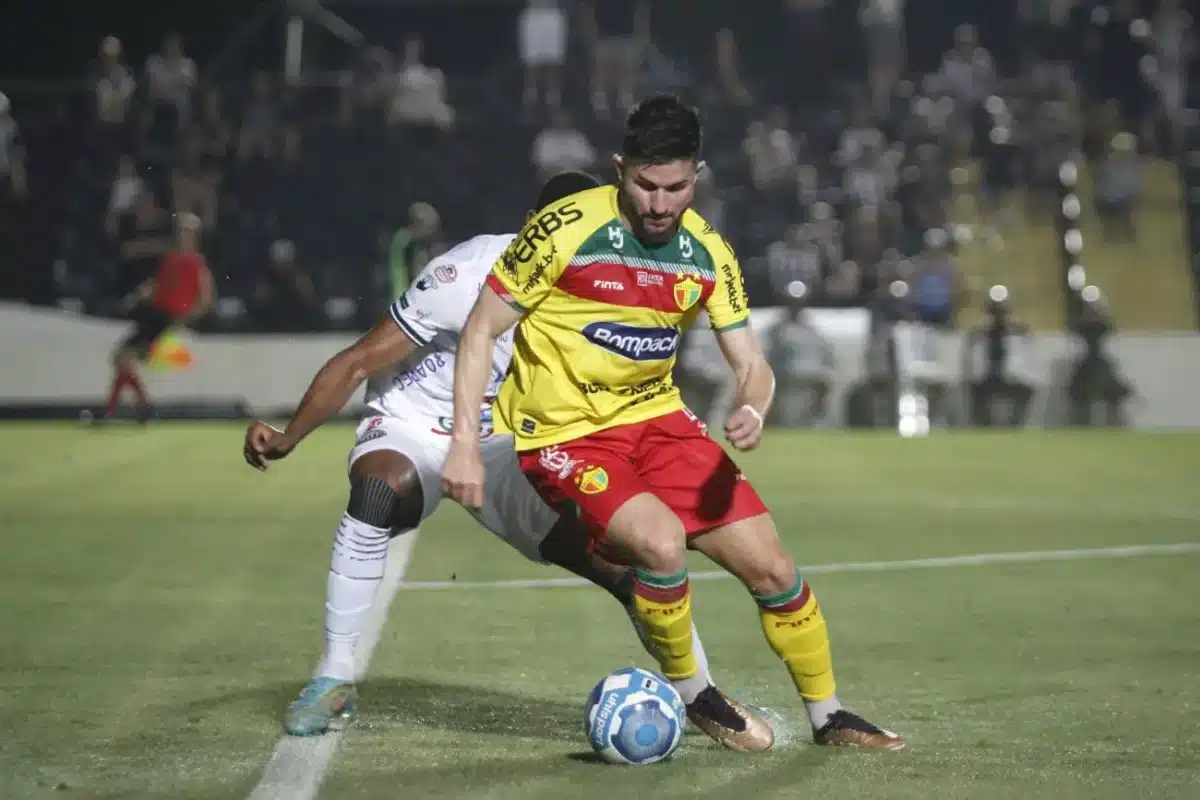 Jogador do Brusque dribla adversário.