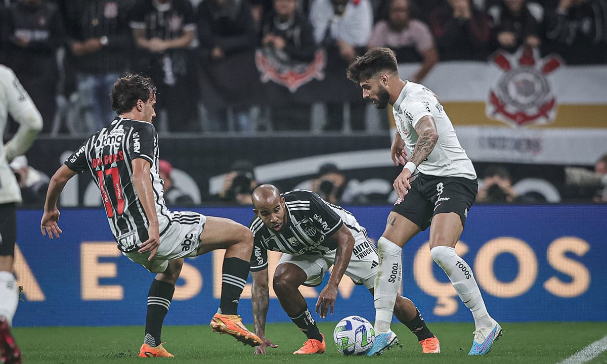 Yuri Alberto, jogador do Timão recebe a bola entre dois marcadores do Galo.