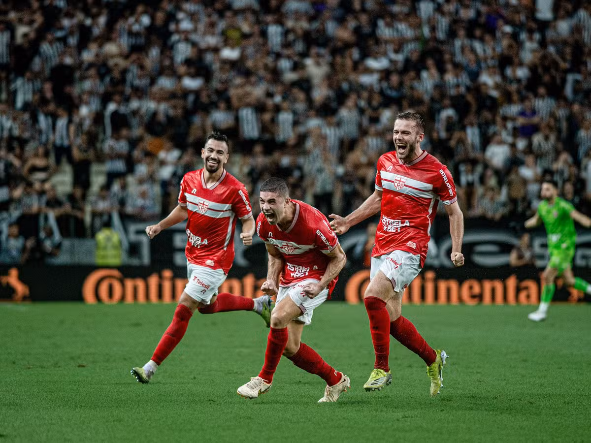 Jogadores do CRB comemoram gol.